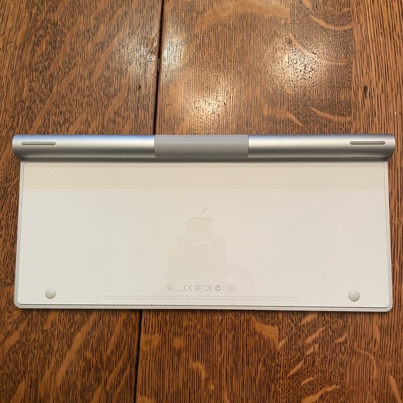 AUTHENTIC APPLE Wireless Keyboard - White and Silver. Gently Used. Tech Must! - Picture 2 of 3